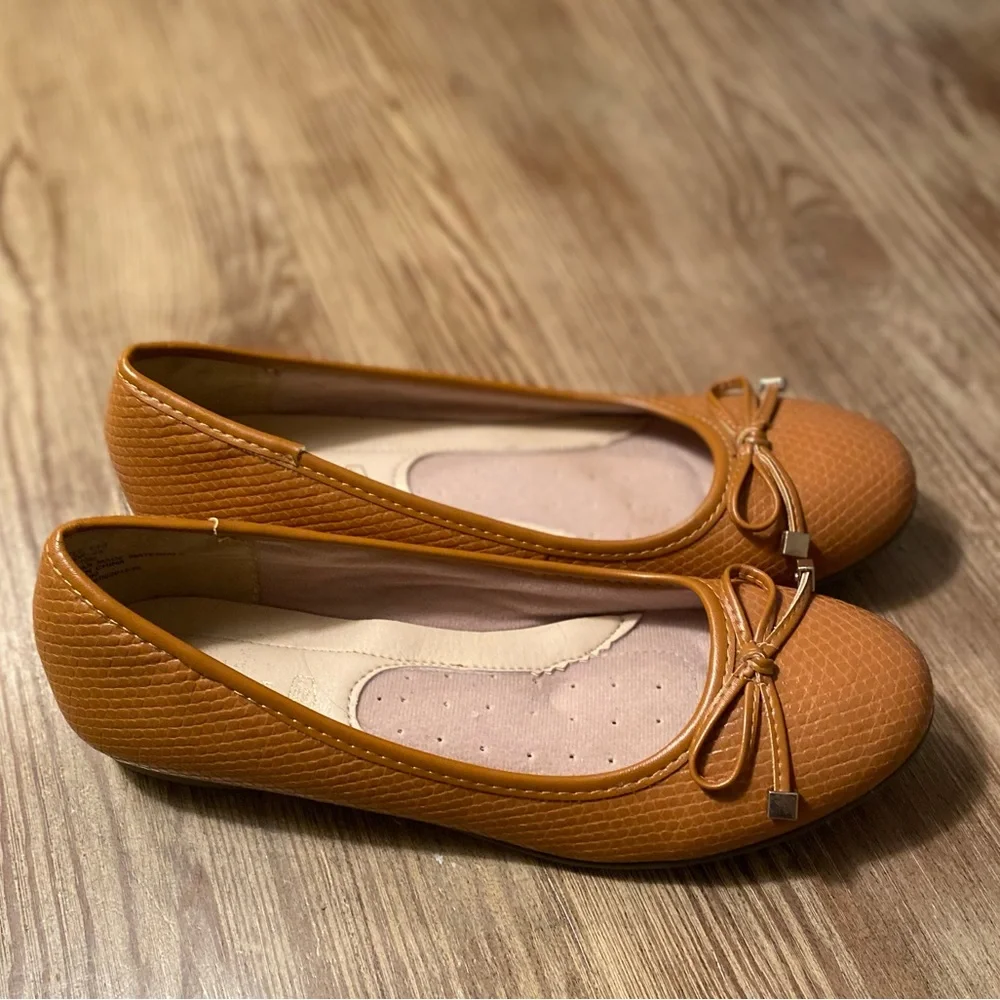 GOLD TOE WARM CARAMEL COMFORT BALLET FLATS SIZE 10M LIKE NEW! FAUX LEATHER FALL